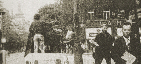 Dobová momentka pořízená v Praze, na rohu ulic Ječná a Štěpánská
(v pozadí věže kostela svatého Ignáce na Karlově náměstí).
Z jedoucího auta rozhazují dva kolportéři protiokupační tiskoviny