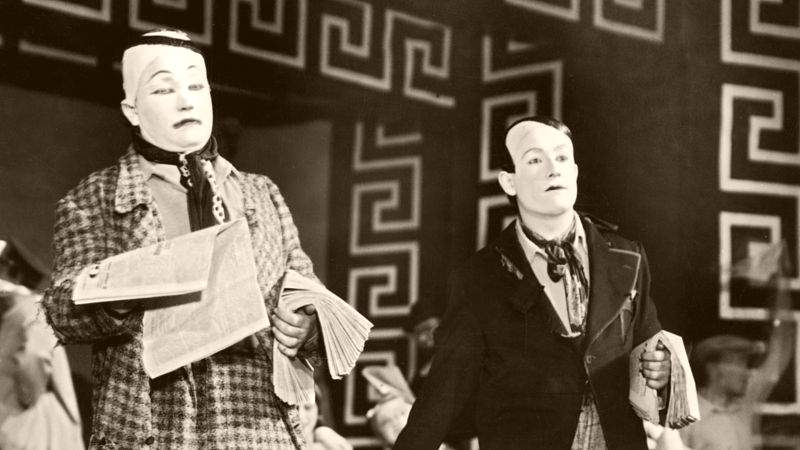 Jan Werich a Jiří Voskovec jako kameloti v divadelní hře Caesar z roku 1932