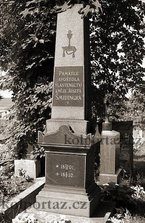 Schmidingerův pomník v Hostomicích pod Brdy,
kde je tento buditelský kolportér pohřben