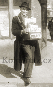 Pouliční prodavač Karel Eckert na ulici ve Valašském Meziříčí